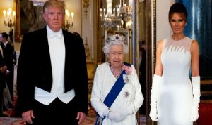 ترامب يخرق البروتوكول أمام ملكة بريطانيا