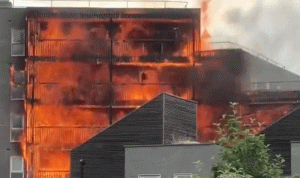 بالفيديو والصور: حريق كبير بأحد المباني في لندن