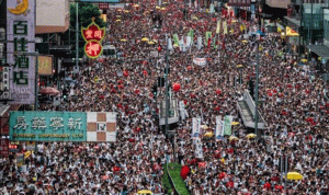 بالفيديو: احتجاجات عارمة للمطالبة باستقالة الرئيسة التنفيذية لهونغ كونغ