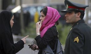 سائق أجرة إيراني طرد فتاة لعدم ارتدائها الحجاب.. فأصبح بطلا