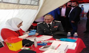 ضباط في قوى الأمن يتبرعون بالدم (بالصور)