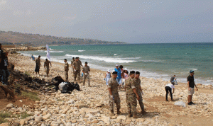 بالصور: الجيش شارك في عملية تنظيف الشاطىء
