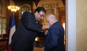 وسام جوقة الشرف من فرنسا إلى الدكتور مكرم صادر