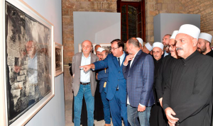 جنبلاط افتتح معرض صور ولوحات للمصور جاك دبغيان