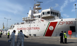 دفن جثامين 46 مهاجرًا غرقوا قبالة سواحل ليبيا