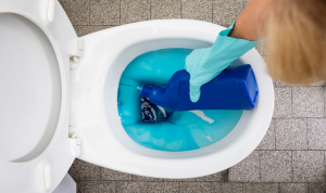 ما المطلوب للحماية من جراثيم المراحيض؟