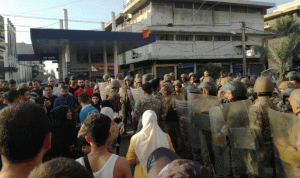 إصابة عنصرين من القوى الأمنية في اعتصام البداوي