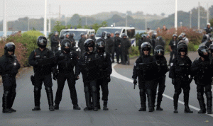 شرطة فرنسا تستخدم الغاز المسيل للدموع لتفريق متظاهرين
