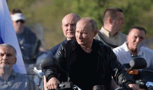 بالفيديو: بوتين يقود دراجة نارية مع نادي “الذئاب الليلية”