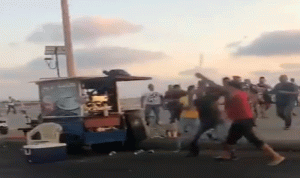 اشكال وتضارب على كورنيش صيدا.. والسبب عربة بيع قهوة! (بالفيديو)
