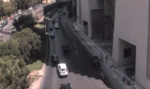 بالفيديو: لحظة انقلاب سيارة في سبيرز!