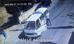 بالفيديو- سائق باص يضرب الاطفال في وسط الطريق