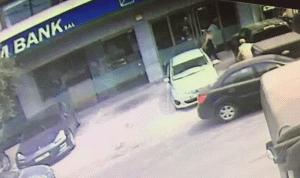 بالفيديو: سيارة تجتاح “blom bank” في جبيل.. وجرح موظفة