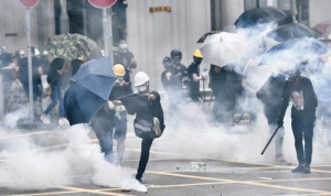 شرطة هونغ كونغ تستخدم الغاز المسيل للدموع لتفريق المحتجين