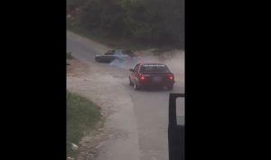 بالفيديو- سيارات تقوم بمناورات خطرة على الطرقات