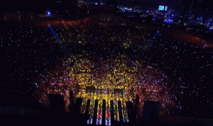 تامر حسني يشعل حفلا ضخما بحضور الآلاف (بالصور)