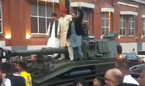 عريس فاجأ المدعوين يوم زفافه… مستعيناً بدبابة عسكرية!