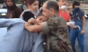 بالفيديو: عسكري يعتدي على متظاهرة في فرن الشباك