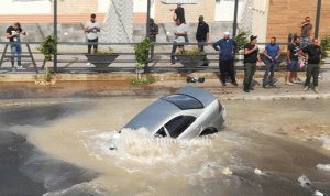 بالفيديو: سيارة تغرق على طريق خلدة