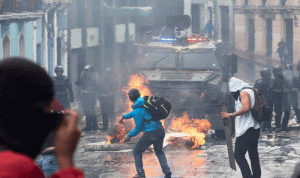 صدامات بين محتجين وقوات الأمن في الاكوادور (بالصور والفيديو)