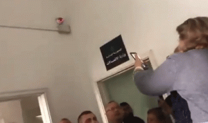 متظاهرون يدخلون وزارة الاتصالات في زحلة: “ثورة”! (بالفيديو)