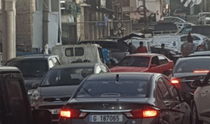 طوابير سيارات وزحمة سير خانقة بسبب البنزين