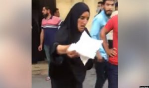 بائعة المناديل البكماء.. توزع رزقها مجانًا لمتظاهري العراق (فيديو)