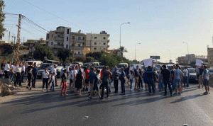 المتظاهرون في الناعمة وزعوا عبوات المياه على السيارات