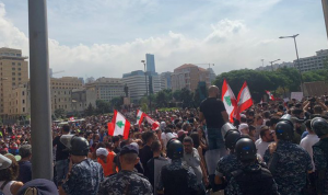 بالفيديو: “ولعت” بين متظاهرين وعناصر حزبية في رياض الصلح