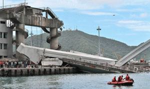 حادث مرعب.. انهار الجسر فهوت شاحنة النفط فوق القوارب