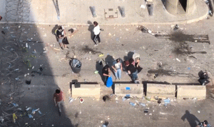 ناشطون ينظفون مخلفات التظاهرات في بيروت (بالفيديو)