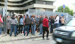بالفيديو والصور: توتر وتدافع بين القوى الأمنية والمحتجين أمام مبنى الـTVA
