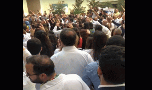 بالفيديو: وقفة احتجاجية لموظفي مستشفى الـ”AUH”