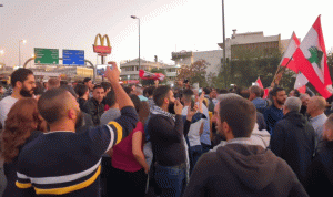 اعتصام لمتظاهرين على طريق قصر بعبدا.. وإشكال مع مناصري “التيار”