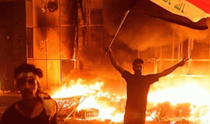 متظاهرون عراقيون يحرقون القنصلية الإيرانية في كربلاء (فيديو)