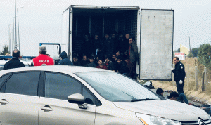 العثور على 41 مهاجرًا أحياء في مبرّد شاحنة في شمال اليونان