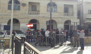 اعتصام طالبي من بلدة تكريت العكارية أمام سرايا حلبا