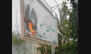 إحراق صورة خامنئي في إيران.. وهتافات: الموت له! (بالفيديو)