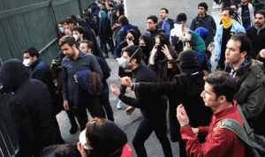 الإيرانيون يتظاهرون: “إلى متى ستبقى أموالنا تذهب إلى جيوب غزة ولبنان؟”