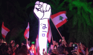 رفع “قبضة الثورة” في ساحة الاعتصام في جبيل