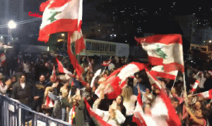 بالفيديو: المتظاهرون يحتفلون بذكرى الاستقلال في جونية