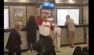 في المصرف.. رقص وغنّى بعد حصوله على مبلغ مالي! (بالفيديو)