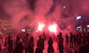 المتظاهرون من جسر الرينغ: “هيلا هيلا هو الطريق مسكر يا حلو”! (بالفيديو)