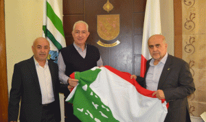 علم لبناني ضخم أمام بلدية طرابلس