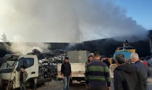 حريق ضخم في معمل لكبس الكرتون والبلاستيك في مجدليا