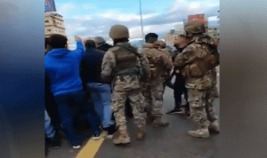 في جل الديب.. كر وفر بين الجيش والمتظاهرين بعد قطع الطريق! (بالفيديو)