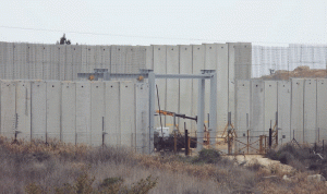 إسرائيل تركب بوابة عملاقة حديدية على الحدود!