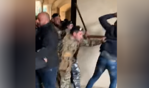 بالفيديو: اعتداء على محتجين في حرم كاتدرائية القديس جاورجيوس