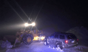 إنقاذ 6 سيارات احتجزتها الثلوج على طريق صنين-زحلة (صور)
