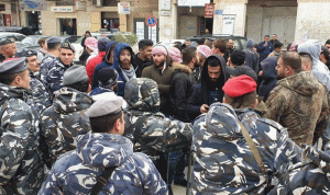 بالفيديو: اشكال بين المحتجين والقوى الامنية أمام سراي حلبا